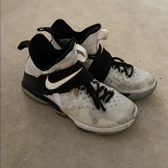 Nike EHM Lebrons white and gold - Picture 2 of 4